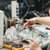 Ți s-a stricat telefonul sau mașina de spălat? Primești bani sau vouchere să le duci la reparat, a decis UE
