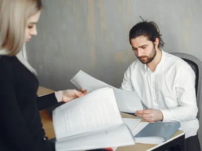 Cum este răsplătită vechimea în noua Lege a salarizării: când crește automat salariul bugetarilor