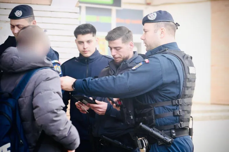 Chiriașa groazei a fost evacuată cu jandarmii din apartamentul pentru care nu mai avea contract (sursa: Facebook/Inspectoratul de Jandarmi Județean „Vasile Lupu" Iași)