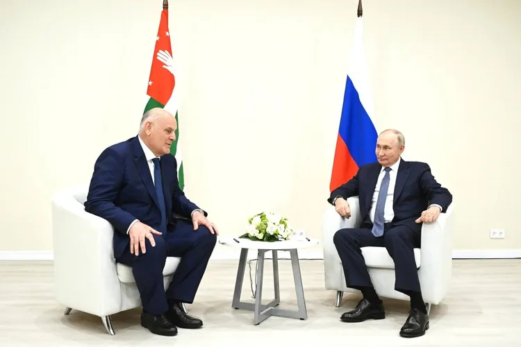 Un cetățean român, reținut în Abhazia (al cărei președinte apare în imagine cu Putin) (sursa: kremlin.ru)