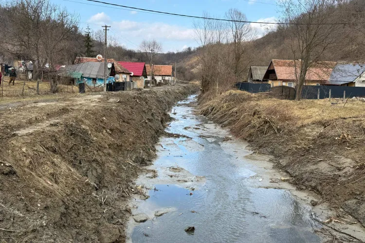Copil încuiat și legat cu lanț (sursa: Facebook/Primaria comunei Porumbacu de Jos)