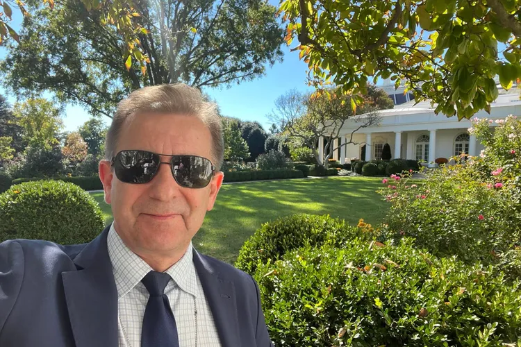 Cine este jurnalistul care l-a întrebat pe Trump despre retragerea trupelor americane din România Foto: Facebook Marek Walkuski