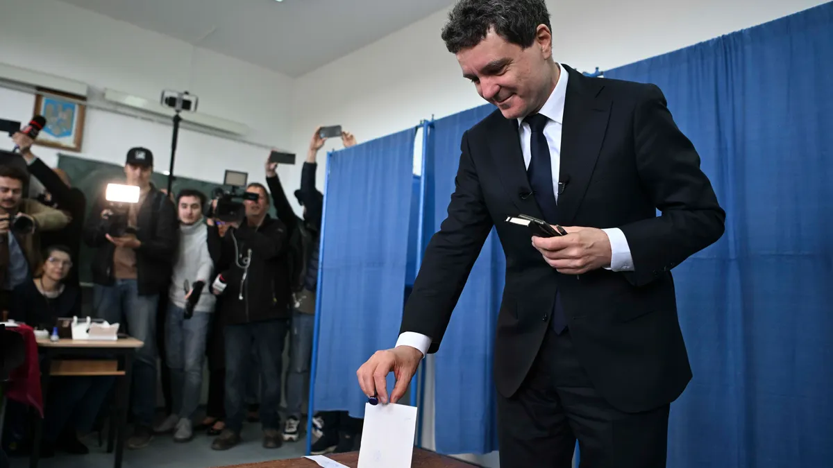Nicușor Dan a fost furat într-o secție de votare Foto: Inquam/Alex Nicodim