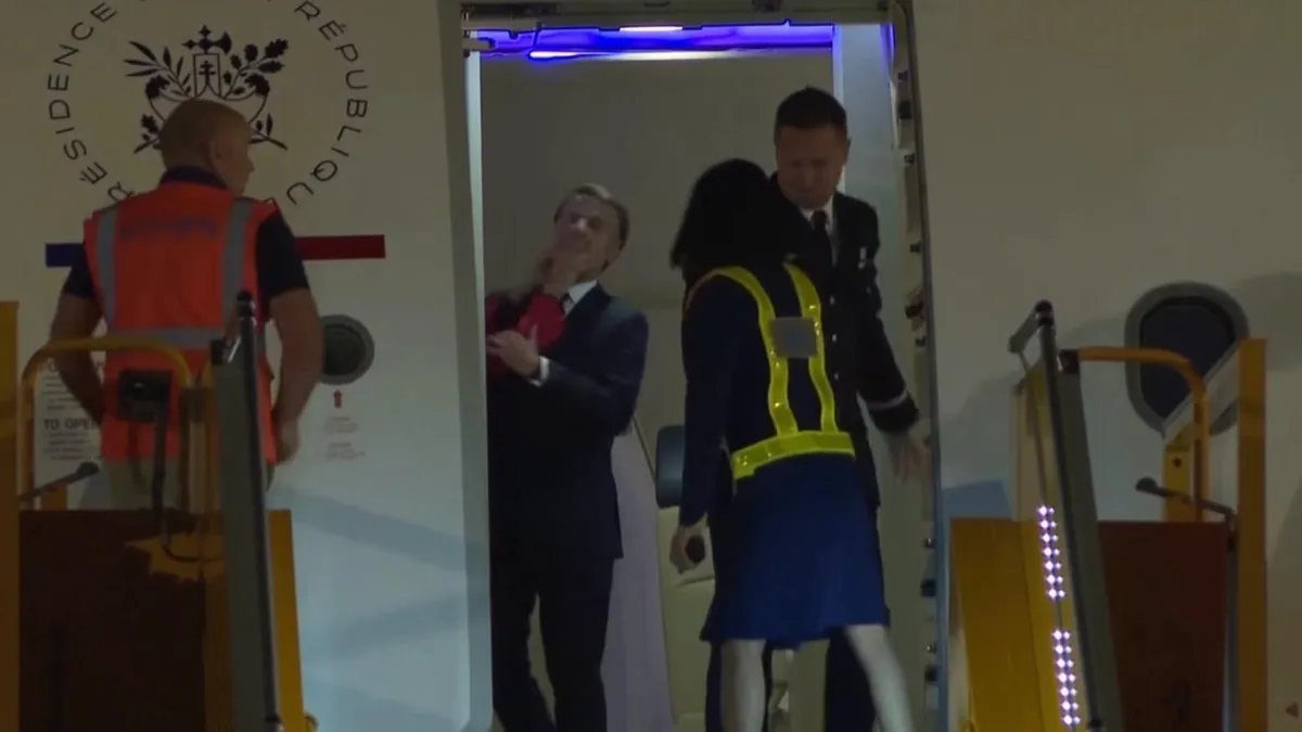 Macron, pălmuit de soție, video viral (sursa: FRANCE 24)