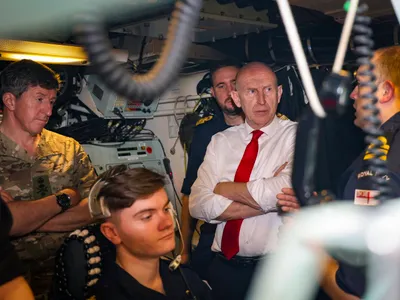 Londra autorizează doborârea dronelor suspecte (sursa: Facebook/John Healey)