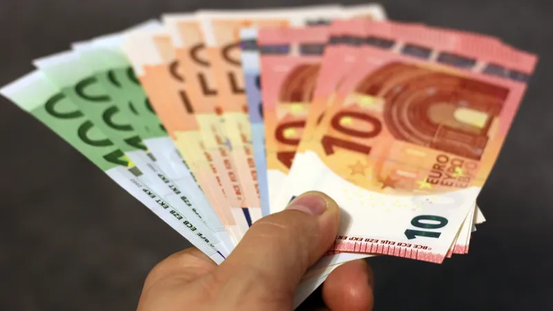 Românii au printre cele mai mici salarii (sursă: Pexels.com)