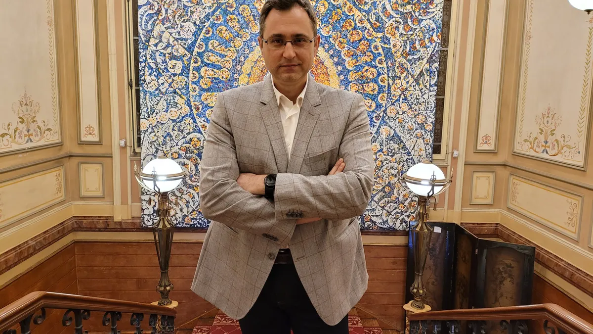 Fostul purtător de cuvânt al Guvernului, jurnalistul TVR Mihai Constantin, plasat în două sinecuri Foto: Facebook