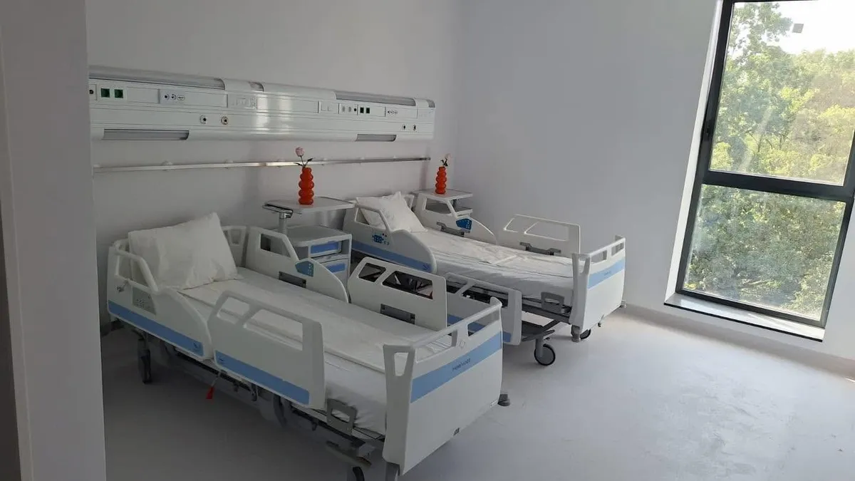două paturi și aparatură medicală într-un salon de spital