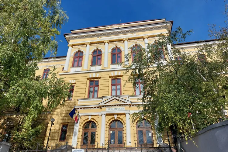 Locuință în suburbii, școală în oraș (sursa: Facebook/Colegiul Național "Costache Negruzzi" Iași)