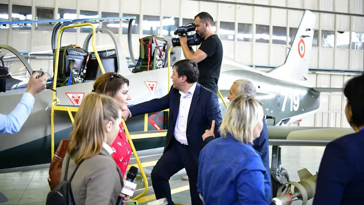 Ministrul Economiei vrea un avion militar 100% românesc Foto: Facebook Ministerul Economiei