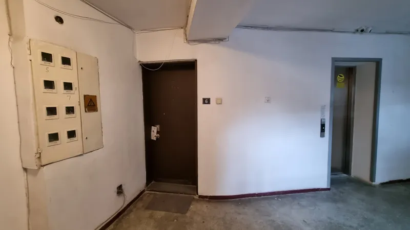 Ușa apartamentului dintr-un bloc de lângă Guvern în care Diana Buzoianu susține că are cabinet parlamentar