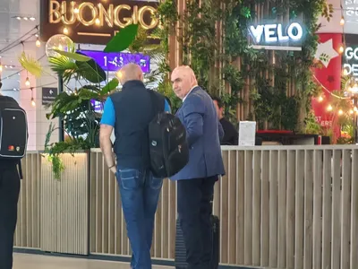 FOTO Singur, cu o valiză carry-on, Ilie Bolojan s-a întors la Oradea