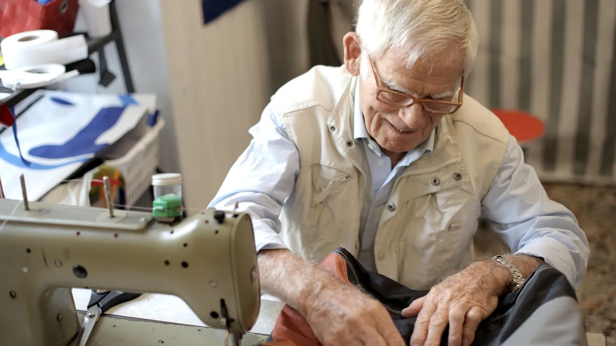 Pensionar activ, care continuă să muncească