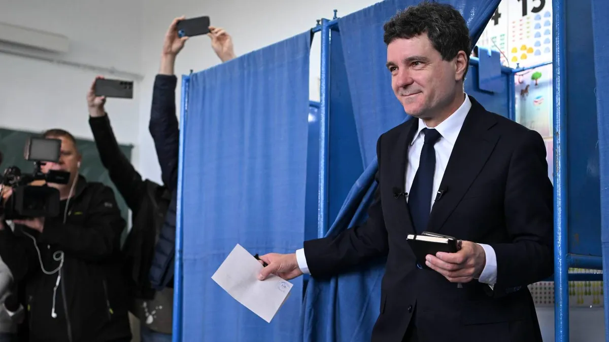 Nicușor votează pentru o Românie unită (sursa: Inquam Photos/Alex Nicodim)