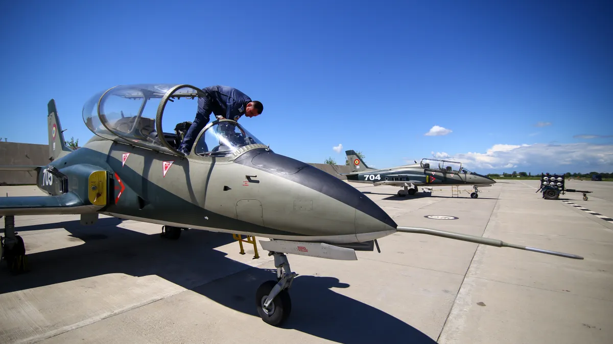 MApN, la un pas să falimenteze Avioane Craiova cu penalități uriașe (sursa: Inquam Photos/George Călin)