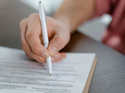 Contractul pe perioadă determinată în 2026: de câte ori poate fi prelungit și când trebuie să devină nedeterminat