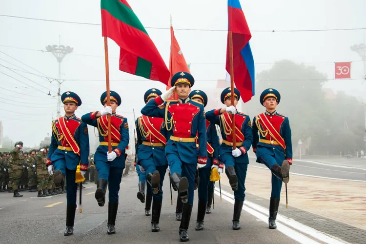 Rusia amenință cu armele din Transnistria. Aici, imagine de la parada militară de la Tiraspol din 2020 (sursa: oryxspioenkop.com)