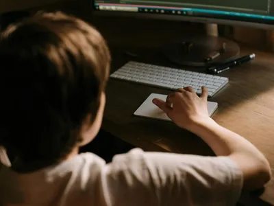 Adolescenții se simt în siguranță online (sursa: Pexels/cottonbro studio)