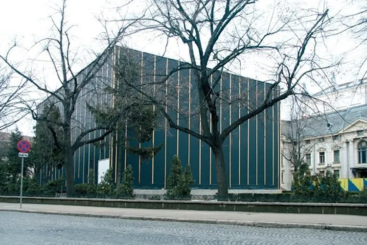 Teatrul "La Cub", încă la cutie (sursa: ziaruldeiasi.ro)