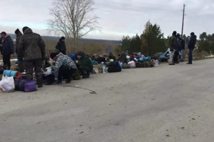 Recruții ruși, abandonați la marginea drumului Foto: Radio Svoboda/ Twitter