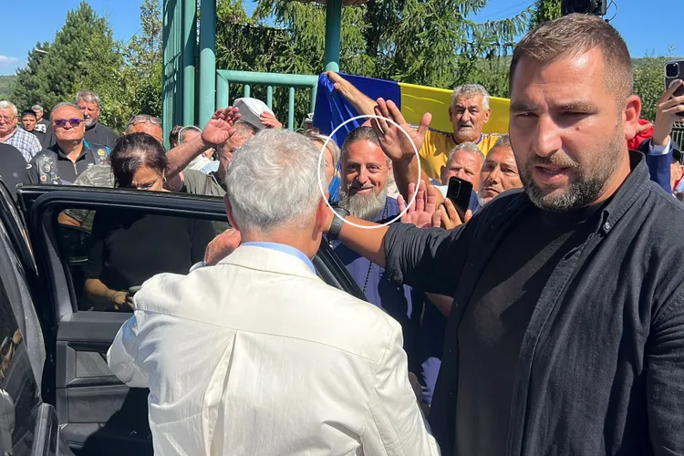 Misterul preotului care i-a oferit o cruce lui Călin Georgescu la Dobrovăț: nu aparține Arhiepiscopiei Iașilor