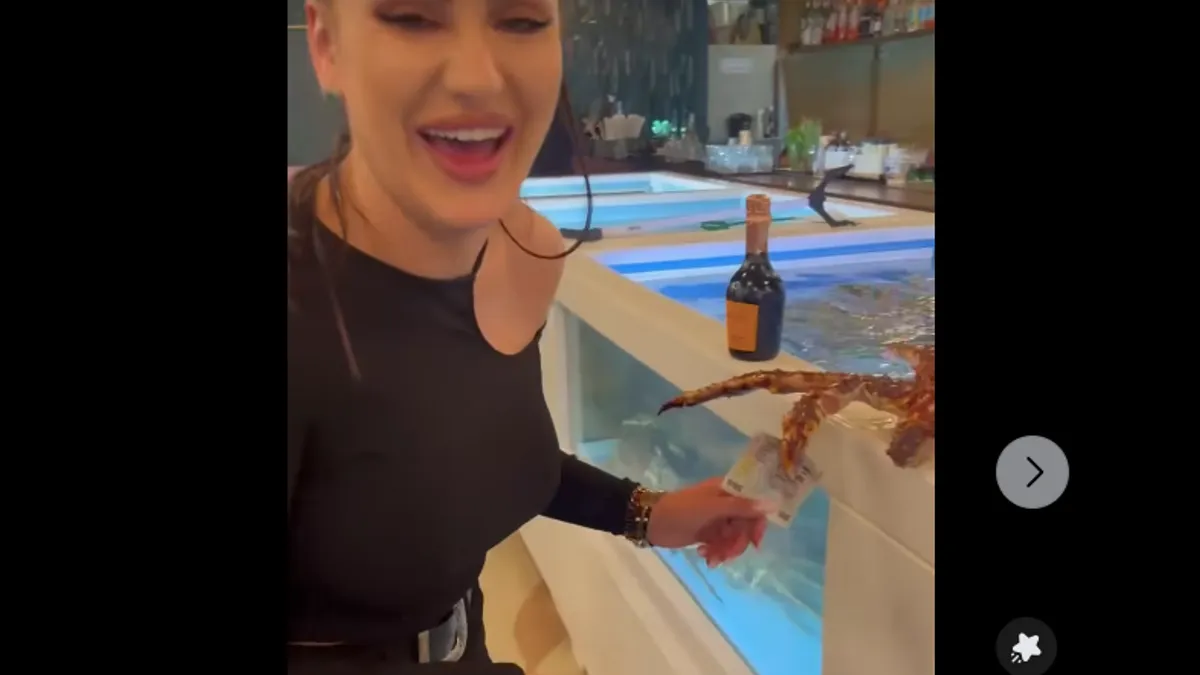 Pescobar, circ cu crabi și bani (sursa: facebook/Taverna Racilor Herastrau Fishtodoor)