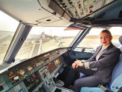 Mai întâi stewardesă, apoi pilot comandant (sursa: ziaruldeiasi.ro)