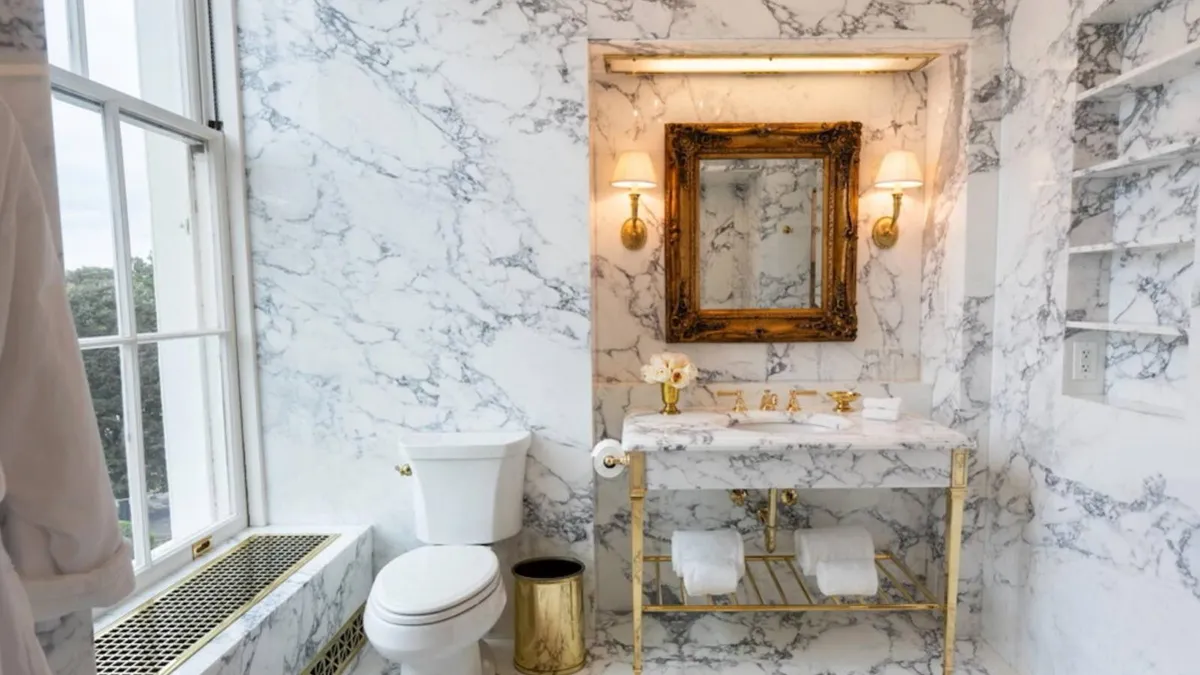 Trump prezintă renovarea băii de la Casa Albă (sursa: Truth Social/Donald J. Trump)