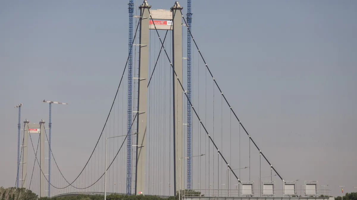 Mama dă contractul, compania angajează fiul (sursa: Inquam Photos/George Calin)