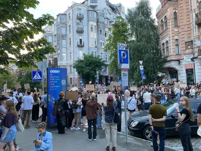 Lege promulgată de Zelenski declanșează proteste (sursa: Politico)