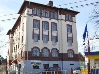 Procurorii au trimis în judecată o angajată a unui liceu care a aruncat cu un dosar înspre alta (sursa: ziaruldeiasi.ro)