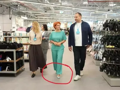Olguța Vasilescu, pe vremuri mare amatoare a hainelor de blană, a trecut acum la conduri Valentino Foto: Facebook