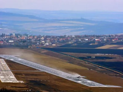 Pista aeroportului, blocată de case ilegale (sursa: ziaruldeiasi.ro)