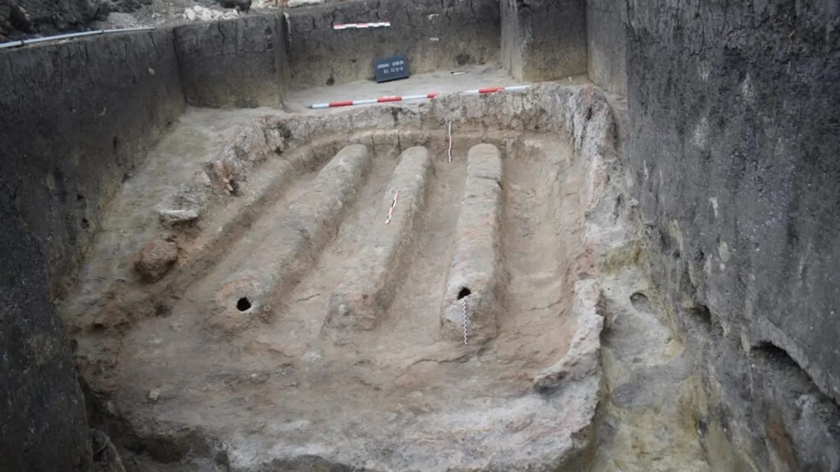 Cuptor preistoric (Cucuteni), descoperit la Iași sursa: ziaruldeiasi.ro)