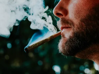 Judecătorii reduc pedeapsa unui șofer prins cu cannabis: munca în străinătate l-ar fi „contaminat”