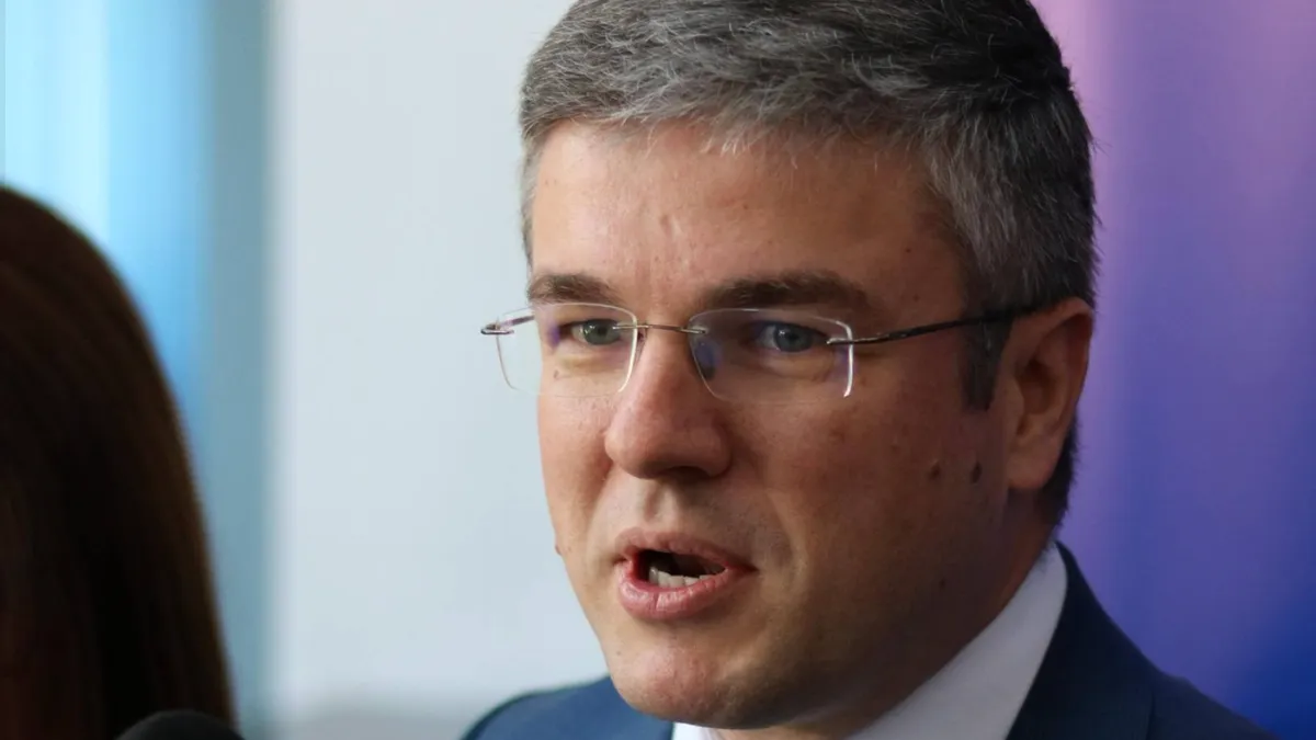 Ministrul USR Darău primește bani publici pentru șase cabinete parlamentare cu zero angajați. Ia și bani de transport, deși e plimbat gratuit de SPP (sursa: Facebook/Irineu Darău)