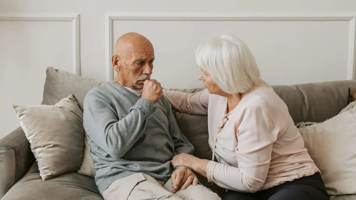 Pensionarii pot primi o indemnizație suplimentară pentru însoțitor (sursa: Pexels/Vlada Karpovich))