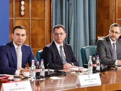 Foștii miniștri ai Economiei simulează că au vrut să elibereze sediul pe care încasau zero chirie Foto: Facebook