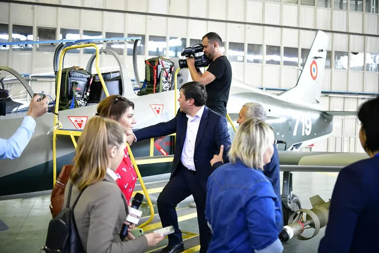 După ce Dîncu a spus că România ar putea fabrica submarine, alt pesedist ridică ștacheta: vrea un avion militar 100% românesc
