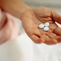 Pensionarii pot primi ajutor pentru medicamente de la Primărie: unde există programe locale și ce acte se cer