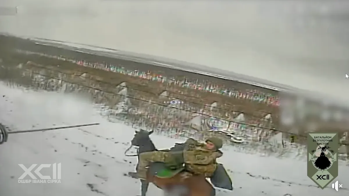 Soldații ruși atacă pozițiile ucrainene pe cai. După întâlnirea cu dronele, doar caii au scăpat (sursa: Facebook/General Staff of the Armed Forces of Ukraine)
