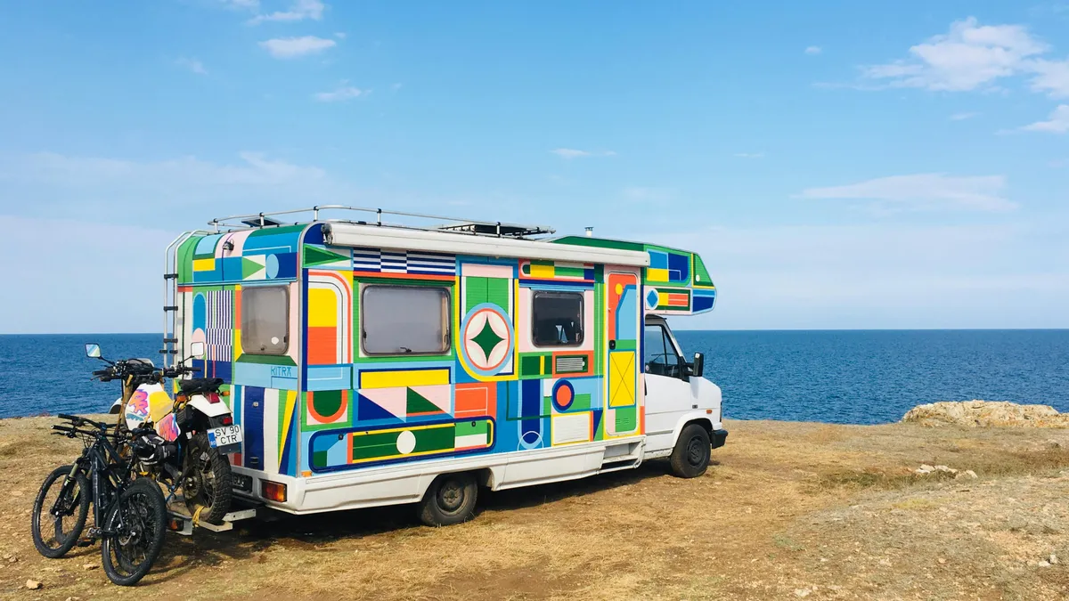 Românii parchează ilegal pe litoralul bulgăresc (sursa: Pexels/Ogy Kovachev)