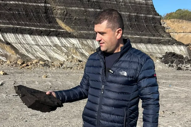 Fabrica de Pulberi Făgăraș, căpușată de un SRL (sursa: Facebook/Radu Miruță)