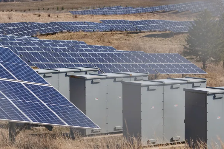 Bolojan, interimar la Energie, bagă România pe baterii. La propriu: 650 de milioane de euro de la UE