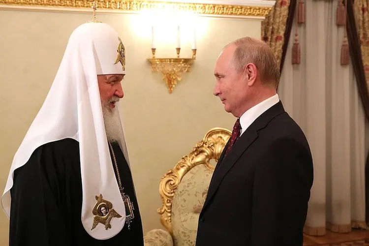 Patriarhul Chiril, omul lui Putin, a dat cu fundul de pământ în timp ce sfințea o biserică Foto: Kremlin.ru