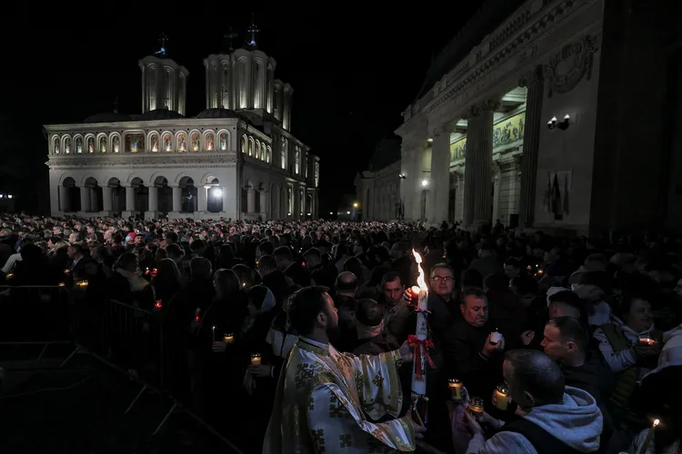 "Copiii" luminii de Înviere la Patriarhie (sursa: Inquam Photos/Alexandru Bușcă)