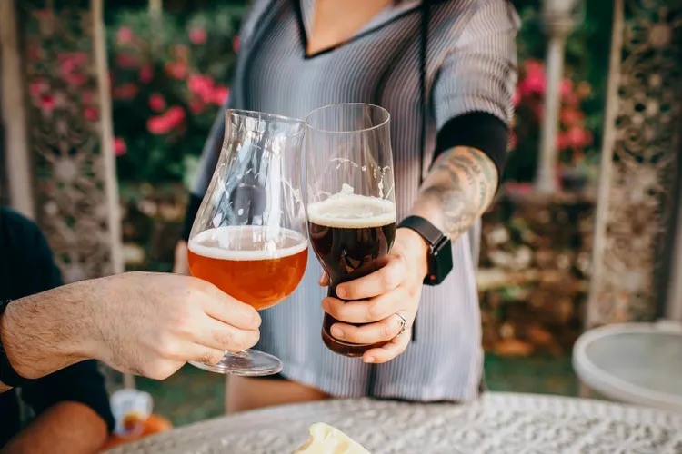 Un român din doi consumă bere la întâlnirile romantice (sursa: Pexels/Helena Lopes)