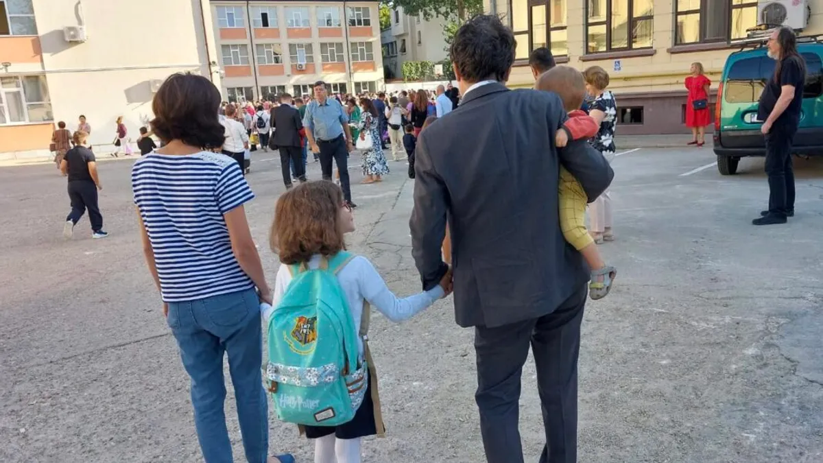 „Părinţii trebuie să-şi ducă copiii la şcoală”, cere ministrul David Foto: Facebook Nicușor Dan