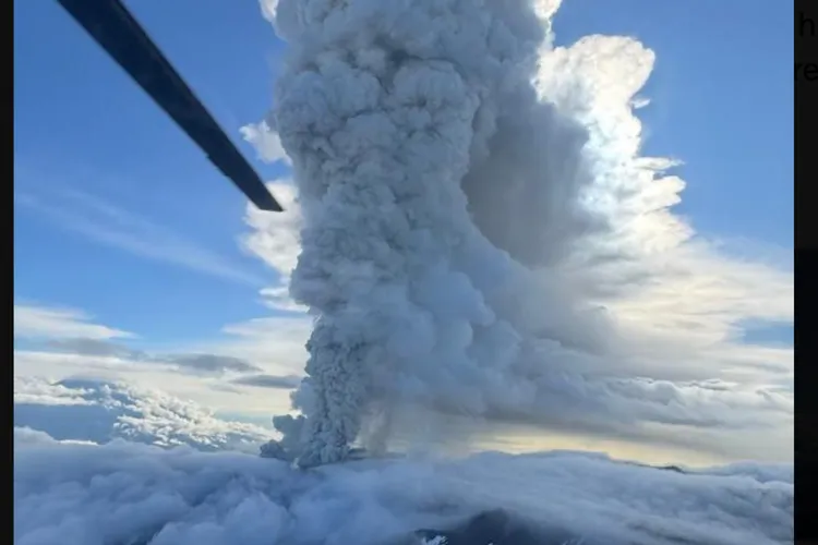 Vulcanul Krașeninnikov, din Rusia, a erupt (sursa: X/volcaholic1)