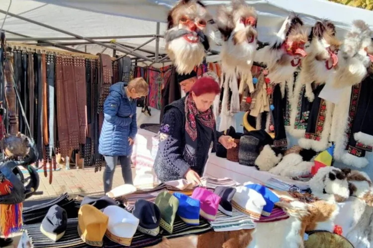 Căciuli „dacice”, furate de niște adolescenți (sursa: ziaruldeiasi.ro)